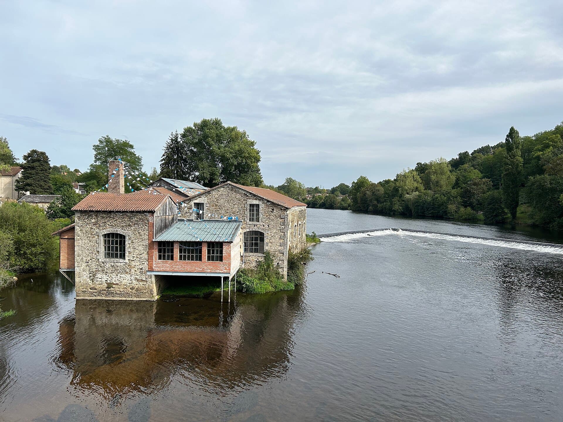 Le moulin du Pont-Notre-Dame au bord de la Vienne, à Saint-Junien